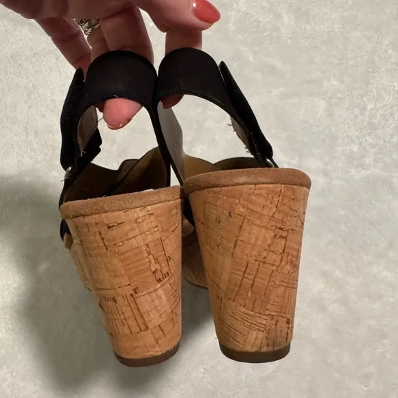 Clarks Women's Black and Tan Sandals - Picture 7 of 11